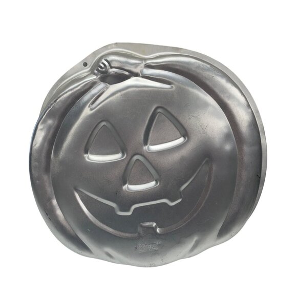 Wilton Aluminum Pumpkin Jack-O-Lantern Cake Pan Mold With Instructions - Picture 3 of 4